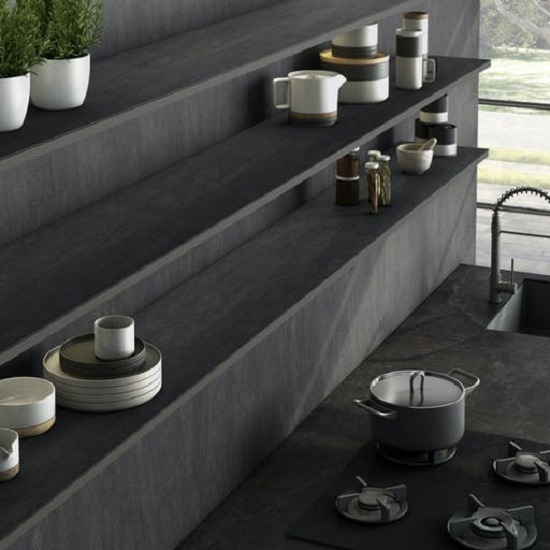 Cocina con encimera y estantería de porcelánico Dekton Bromo