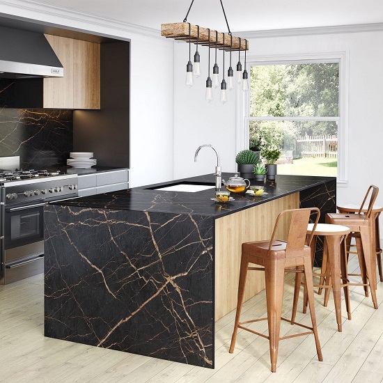 Isla de cocina toda cubierta con Dekton Laurent