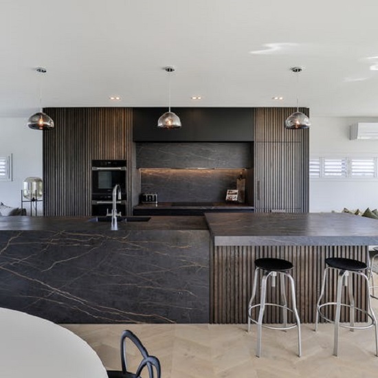 Isla y cocina moderna de porcelánico Dekton Laurent matte