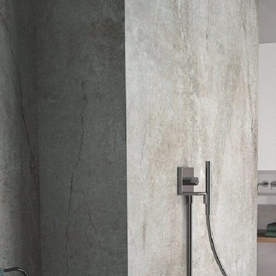 Baño con encimera y revestimiento pared de Dekton Soke