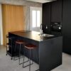 isla Laminam Nero Assoluto con cascadas