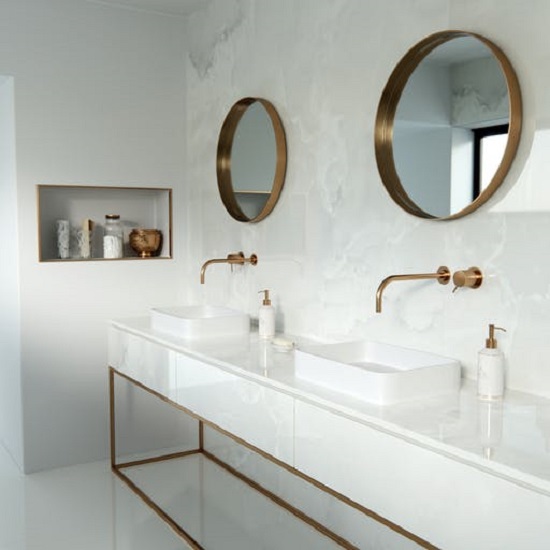 Dekton Helena Baño con encimera y revestimiento pared