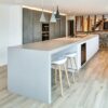Isla de cocina toda cubierta con Dekton Helena