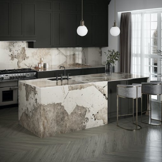 Isla de cocina toda cubierta con Dekton Khalo