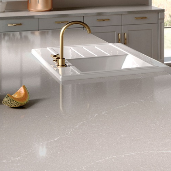Encimera de cocina con ranuras de drenaje Silestone Desert Silver