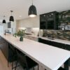 Isla y encimera de cuarzo Silestone Eternal Statuario suede