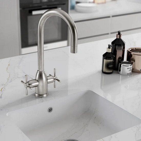 Fregadero integrado de cuarzo Integrity en el baño Silestone Ethereal Glow