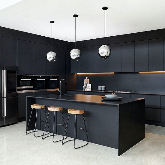 Cocina Negra con isla y encimera Silestone Negro Tebas
