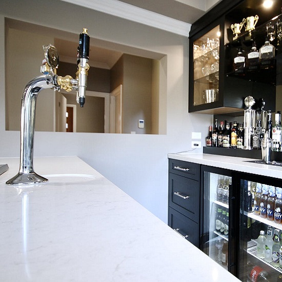 Isla de cuarzo en un bar Silestone Snowy Ibiza