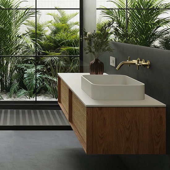 Dekton Albarium fregadero en un baño moderno