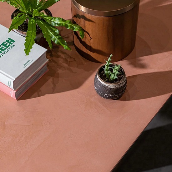 Dekton Umber tope de mesa en el jardin