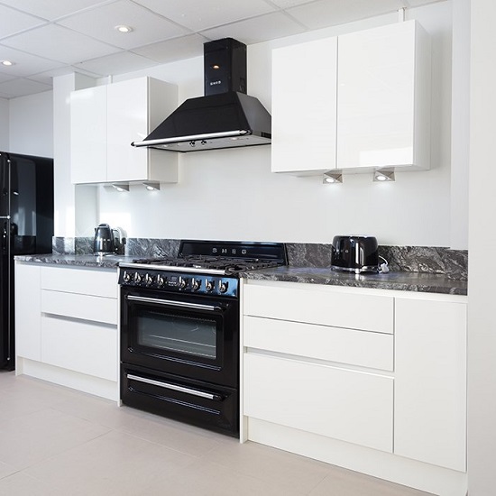 cocina blanca con granito Sensa Black Beauty