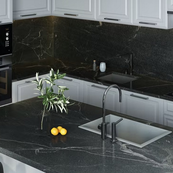 isla de cocina blanca con encimera Sensa Silver Grey