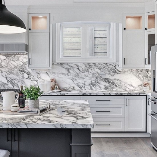cocina Neolith Arabesque con encimeras y paredes revestidas