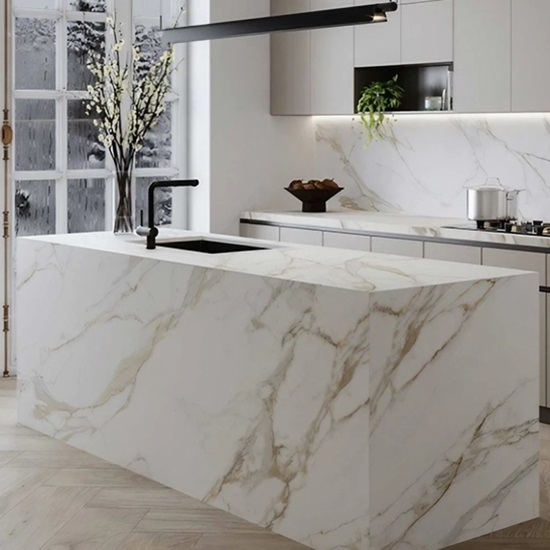 foto de una isla en isla cocina Neolith Calacatta Roma en una cocina blanca