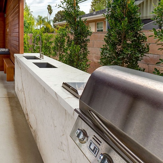 foto de un meson de exterior revestido con meson exterior Neolith Abu Dhabi White