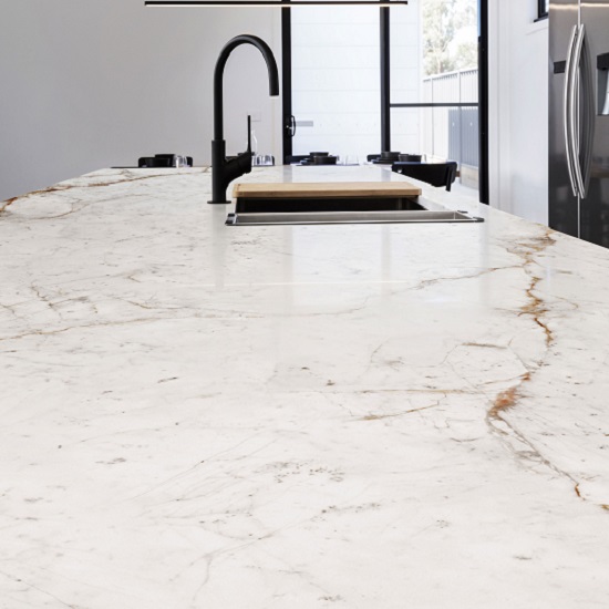 foto de una isla de cocina Neolith Abu Dhabi White