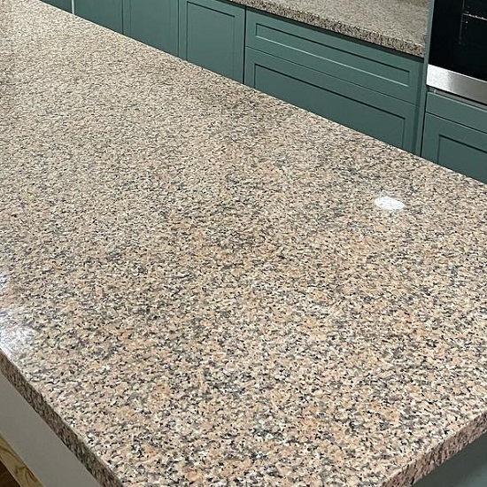 foto de una isla cocina Granito Rosa Porrino en una cocina con gabinetes verdes