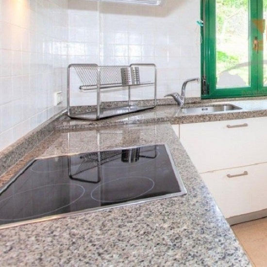 foto de encimeras Granito Rosa Porrino en una cocina blanca