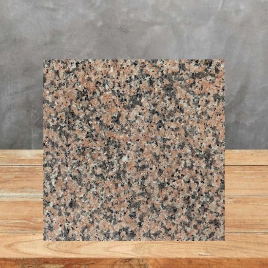 imagen de una muestra Granito Rosa Porrino y un fondo gris