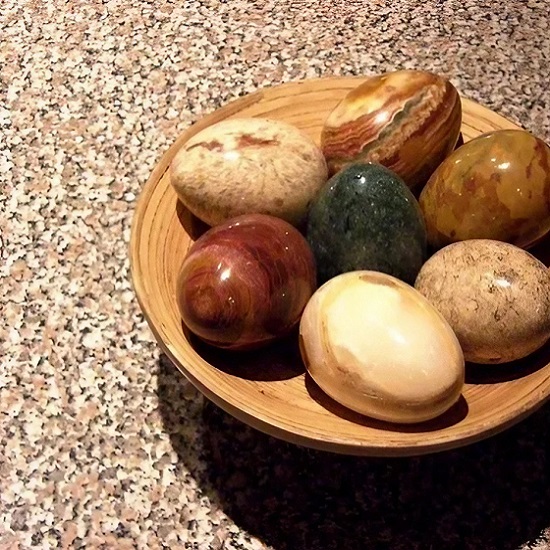 foto de una encimera cocina Granito Rosa Porrino y una bandeja con piedras