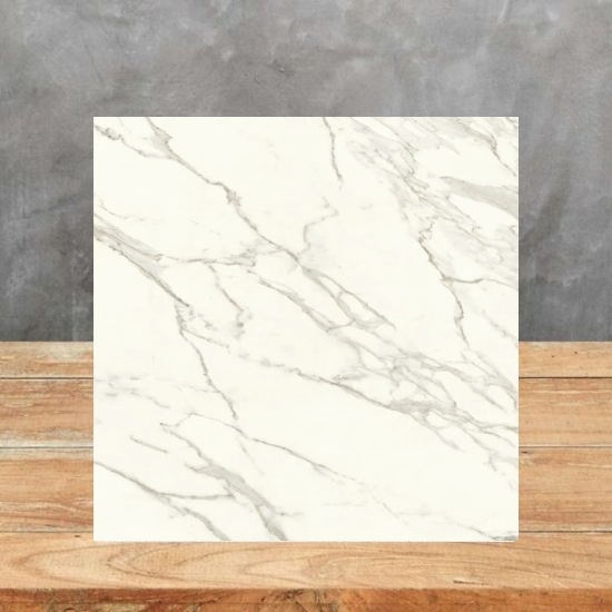 imagen de la muestra Neolith Calacatta y un fondo gris