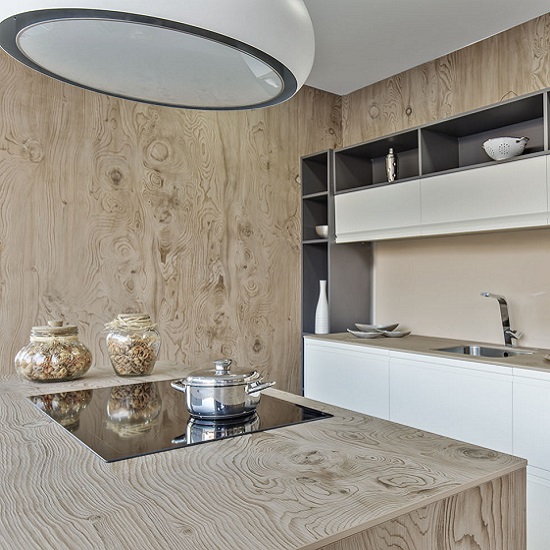 una isla de cocina y pared en Neolith Summer Dala