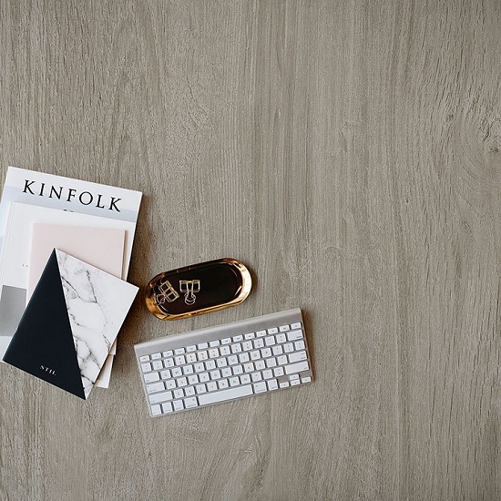 una encimera Neolith Winter Dala con un teclado de ordenador y dos brochures