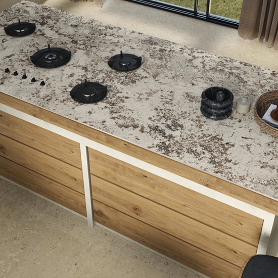 isla de cocina Sapienstone Alaska White con superficie de calor directo