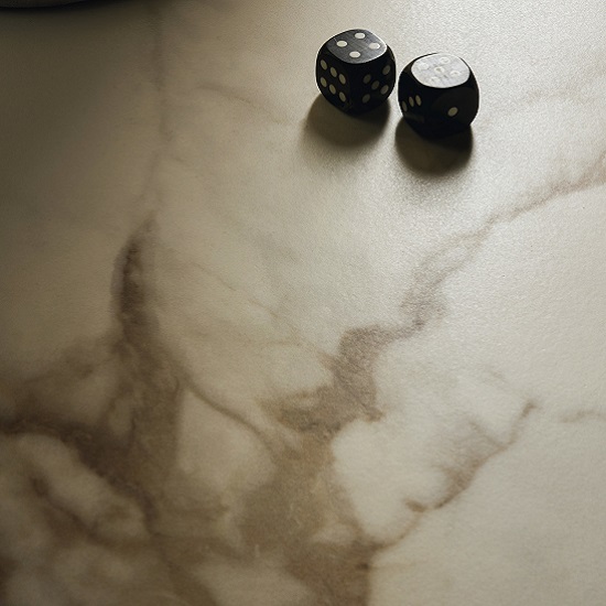 foto de una encimera Sapienstone Calacatta Macchia Vecchia con dos dados