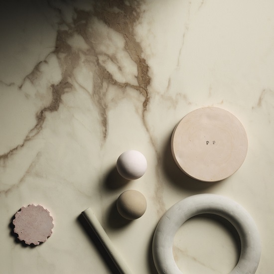 foto de una encimera Sapienstone Calacatta Macchia Vecchia 4d con accesorios