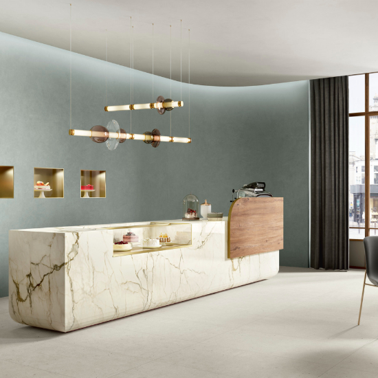 foto de una cocina con encimeras Sapienstone Calacatta Macchia Vecchia y una pared de color azul