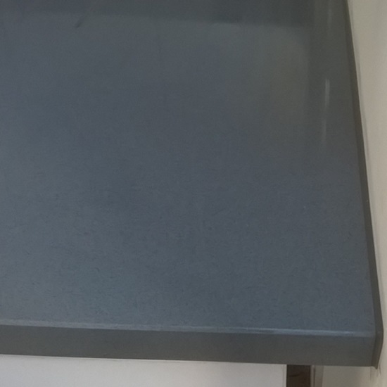 foto de cerca de una encimera de Cuarzo Plomo Grey 2cm