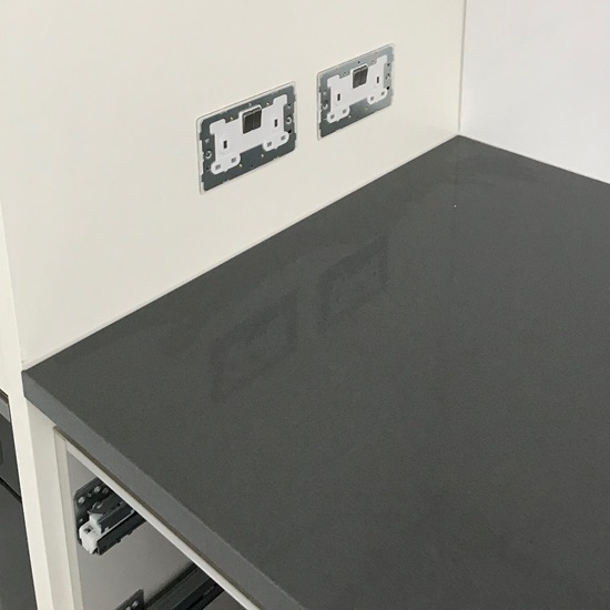 encimera Cuarzo Plomo Grey 2cm en una cocina blanca