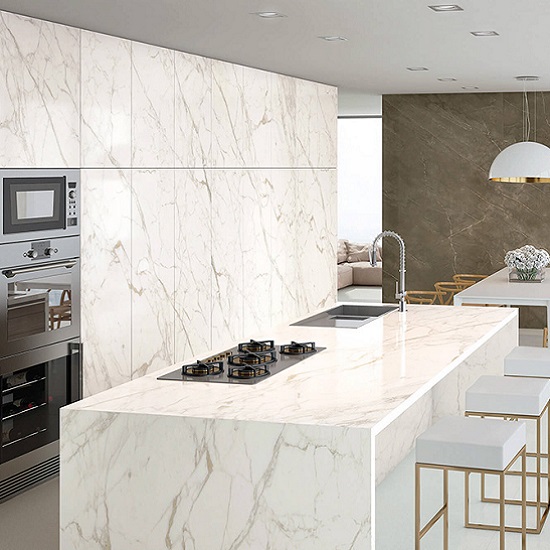una cocina con la isla y la pared en Ascale Vagli Gold
