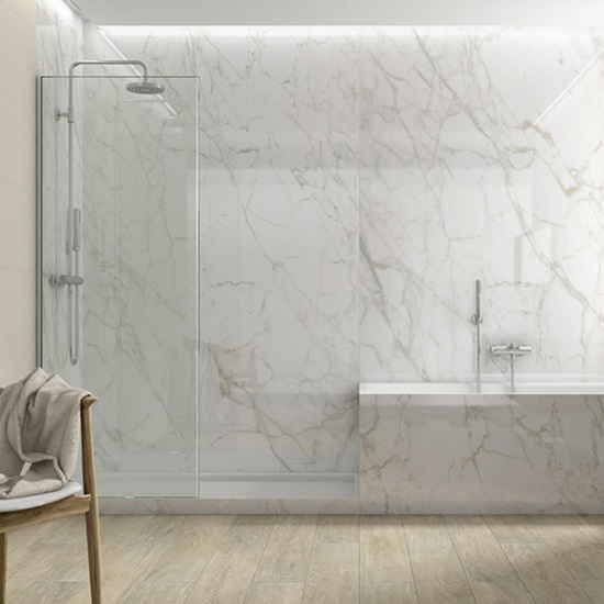 un baño co revestimento de pared Ascale Vagli Gold
