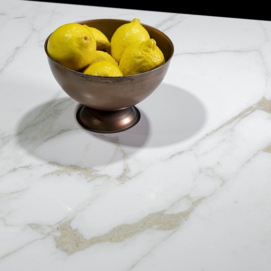 cascada isla cocina Ascale Vagli Gold y un bowl con limones
