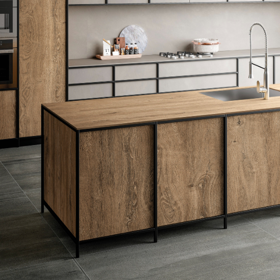 una encimera Sapienstone Rovere Baio en ua cocina blanca