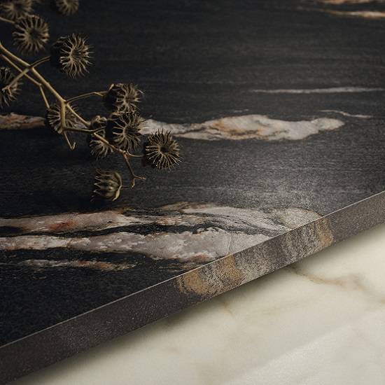 encimera porcelanica veta pasante Sapienstone Kuroca 4D