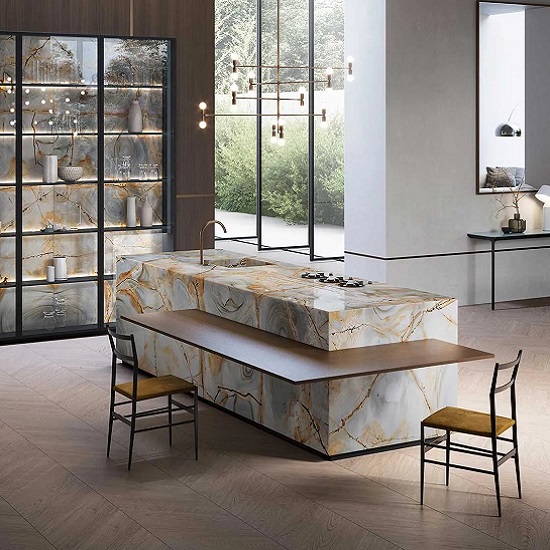una isla Xtone Blue Roma en una cocina