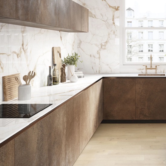 encimera Xtone Calacatta Gold en una cocina blanca con muebles de madera
