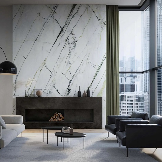 revestimiento de pared Xtone Calacatta Green en una sala de estar