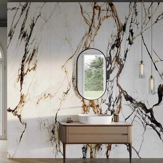 una encimera una isla, encimera y frente entrada de una casa con paredes revestidas con Xtone Paonazzo Biondo en una cocina con muebles de madera en un lavabo de baño
