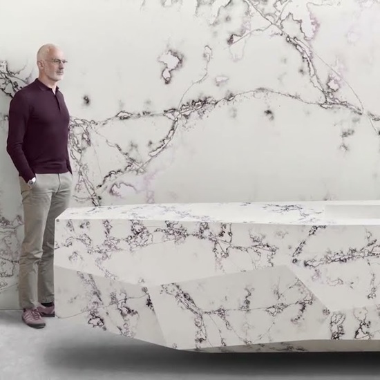 Arik Levy junto a una bañera Compac Ice Max Viola