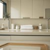una cocina con superficies cocina Equs Brown Cream zero