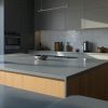 una cocina gris moderna con encimeras Equs Metal Grey zero