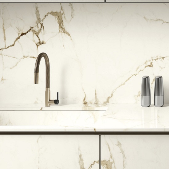 encimera y frente pared Sapienstone Calacatta 4D