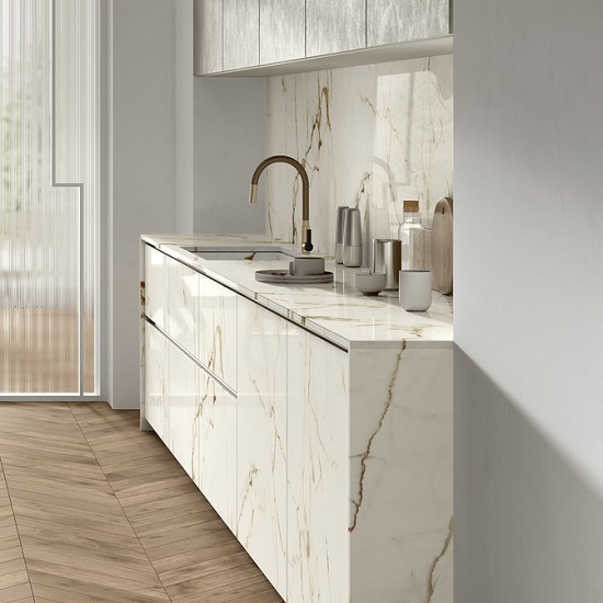 una cocina con superficies cocina Sapienstone Calacatta 4D