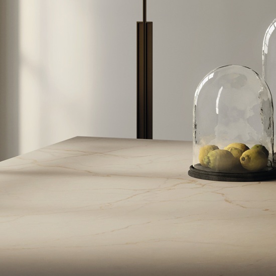 isla Sapienstone Crema Avorio en una cocina blanca