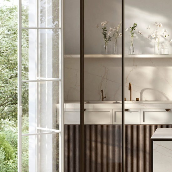 una cocina con superficies Sapienstone Crema Avorio